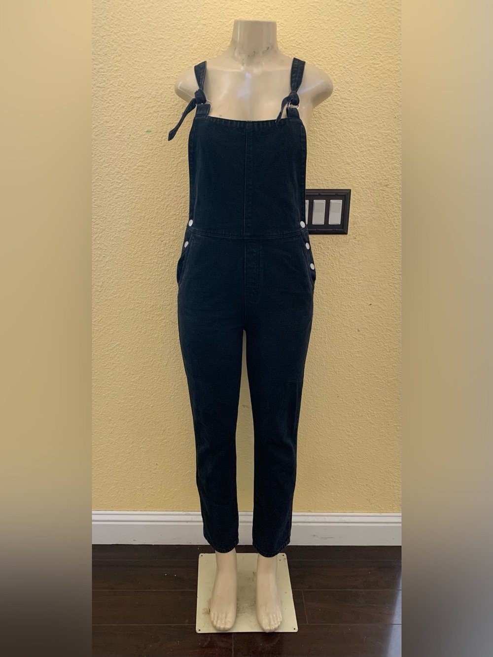 ROLLA’S Size 10/M Black Denim Adjustable Tie Strap Overalls